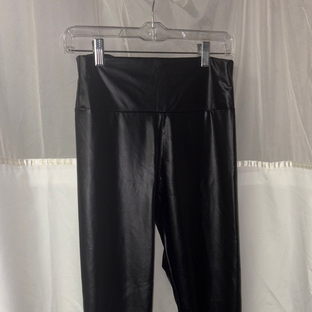 Sleek Black Faux Leather Leggings - Picture 5 of 9